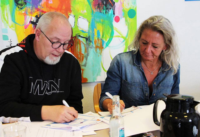 2 personer udfylder KRAP skema