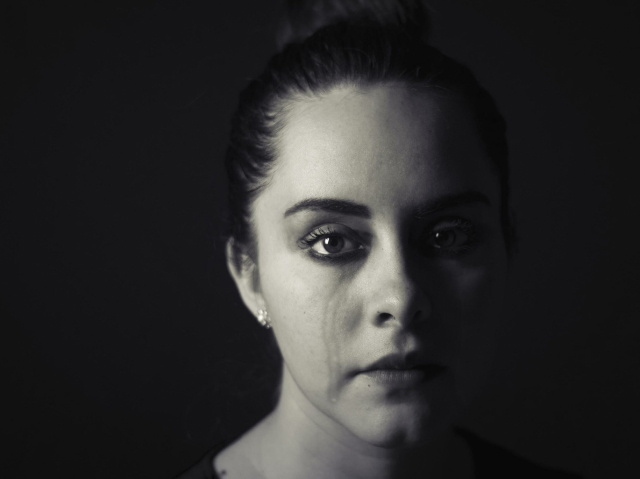 Pige der græder, det er svært at tale om selvmord