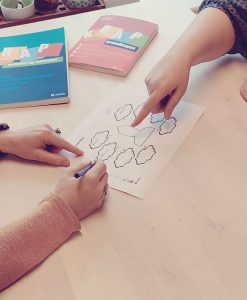 2 personer der udfylder et KRAP skema - på Stenbjerghuset