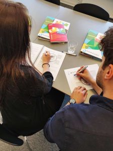 2 personer der sidder udfylder KRAP Skemaer