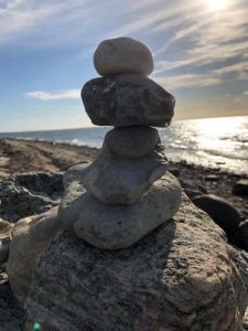 Stentårn bygge på en strand - Find ressourcerne midt i udfordringerne