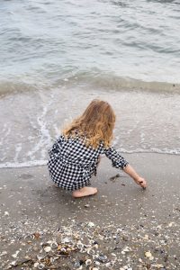 Lille pige ved strand, sådan anvendes KRAP ved autisme
