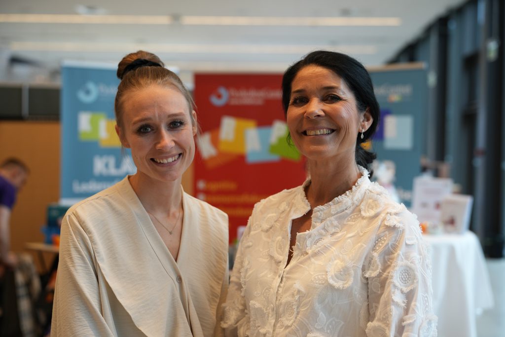 Maria og Birgitte der står sammen til oplæg