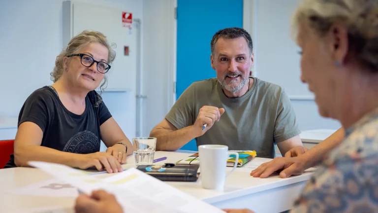 Personer lytter og hygger rundt om bord