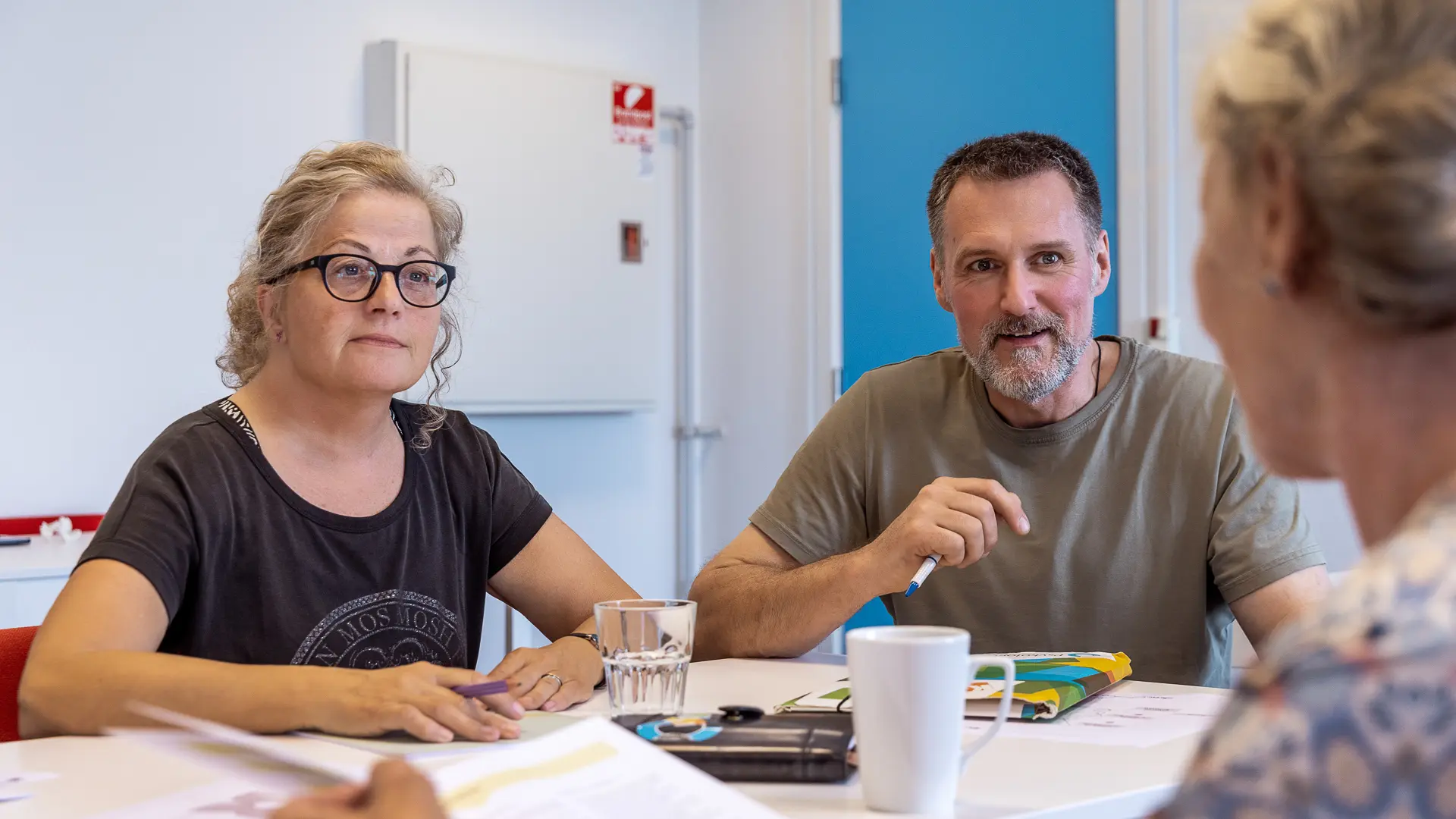 Flere personer samarbejder om opgave