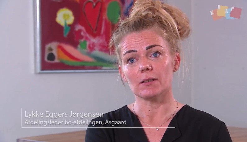 Kvinde udtaler fra Asgaard